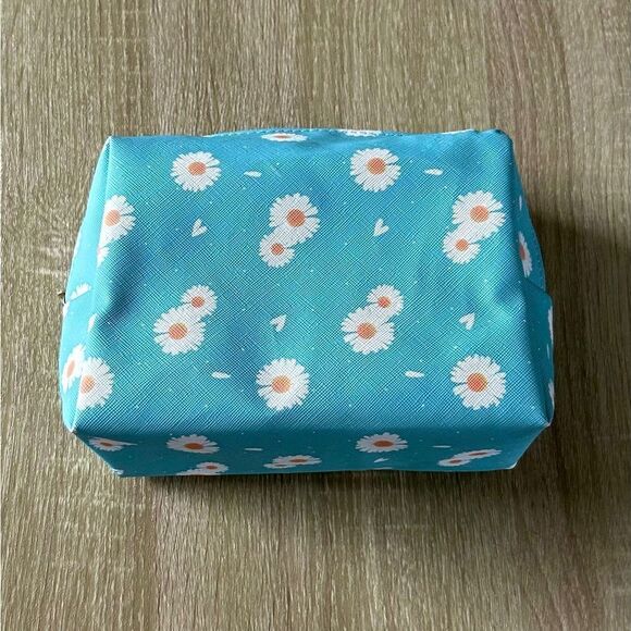NWOT … DAISY Cosmetic / Makeup Bag - Picture 1 of 7